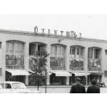 Üzletház a Béke Étteremmel, Sztálinváros (Dunapentele, Dunaújváros) Moszkvics taxi személygépkocsik, autó, jármű, közlekedés, vendéglátás, helytörténet, kommunizmus, 1950-es évek, Eredeti fotó, papírk