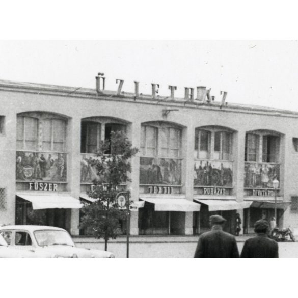 Üzletház a Béke Étteremmel, Sztálinváros (Dunapentele, Dunaújváros) Moszkvics taxi személygépkocsik, autó, jármű, közlekedés, vendéglátás, helytörténet, kommunizmus, 1950-es évek, Eredeti fotó, papírk