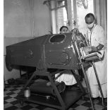 Ráth Károly fotója, orvos a kórházban, vastüdő, orvosi gép, egészségügy, kommunizmus, helytörténet, 1950-es évek,  Eredeti nagyméretű fotó negatív! 