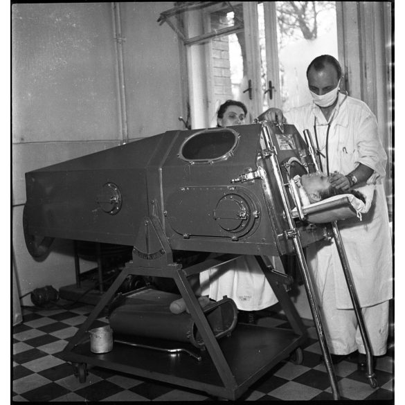Ráth Károly fotója, orvos a kórházban, vastüdő, orvosi gép, egészségügy, kommunizmus, helytörténet, 1950-es évek,  Eredeti nagyméretű fotó negatív! 