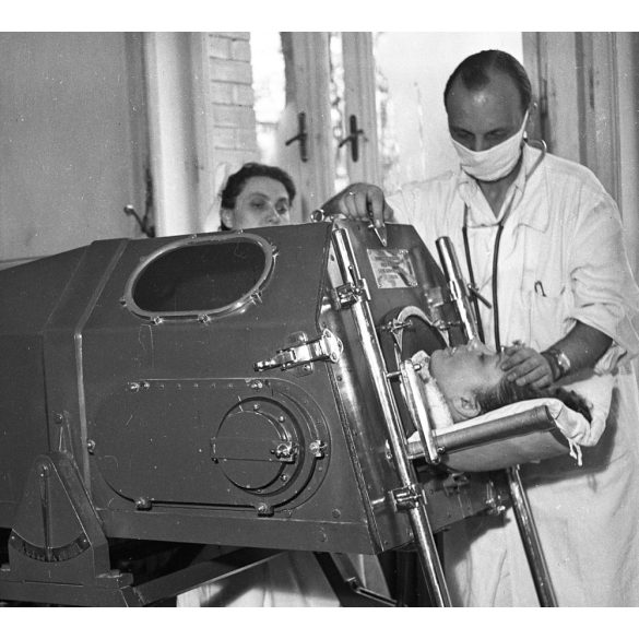 Ráth Károly fotója, orvos a kórházban, vastüdő, orvosi gép, egészségügy, kommunizmus, helytörténet, 1950-es évek,  Eredeti nagyméretű fotó negatív! 
