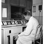 Ráth Károly fotója, orvos a kórházban, orvosi gép, Automatizált Tuto-Stabilivolt Iker-Kapcsolószekrénye, Magyar Siemens-Reininger Művek R.T. gyártmánya, egészségügy, kommunizmus, 1950-es évek,  Eredet