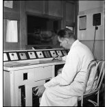 Ráth Károly fotója, orvos a kórházban, orvosi gép, Automatizált Tuto-Stabilivolt Iker-Kapcsolószekrénye, Magyar Siemens-Reininger Művek R.T. gyártmánya, egészségügy, kommunizmus, 1950-es évek,  Eredet