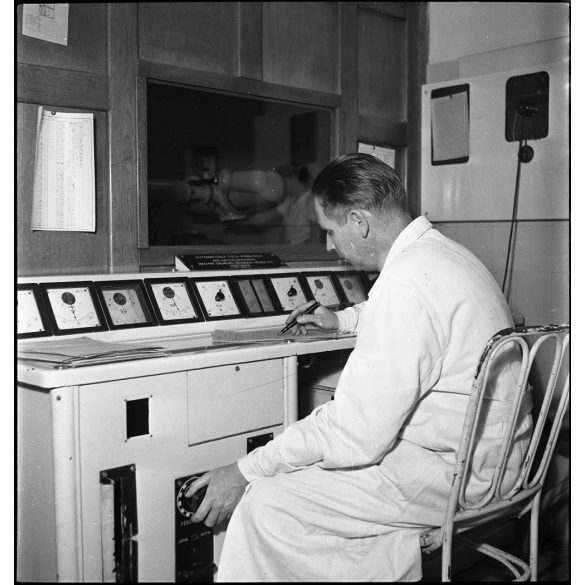 Ráth Károly fotója, orvos a kórházban, orvosi gép, Automatizált Tuto-Stabilivolt Iker-Kapcsolószekrénye, Magyar Siemens-Reininger Művek R.T. gyártmánya, egészségügy, kommunizmus, 1950-es évek,  Eredet