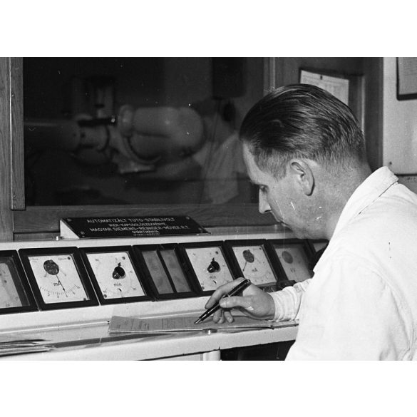 Ráth Károly fotója, orvos a kórházban, orvosi gép, Automatizált Tuto-Stabilivolt Iker-Kapcsolószekrénye, Magyar Siemens-Reininger Művek R.T. gyártmánya, egészségügy, kommunizmus, 1950-es évek,  Eredet