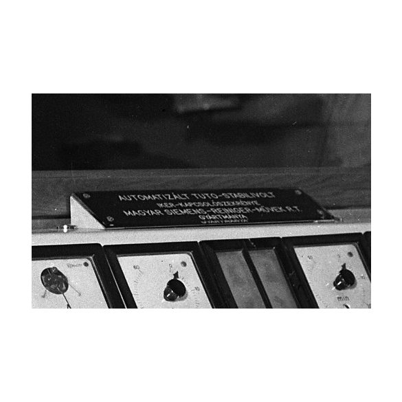 Ráth Károly fotója, orvos a kórházban, orvosi gép, Automatizált Tuto-Stabilivolt Iker-Kapcsolószekrénye, Magyar Siemens-Reininger Művek R.T. gyártmánya, egészségügy, kommunizmus, 1950-es évek,  Eredet