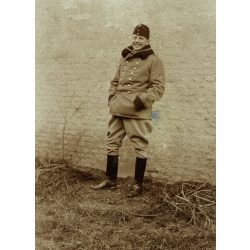   Magyar katona télikabátban, egyenruha, csizma, 1. világháború, monarchia, 1910-es évek, Eredeti fotó, papírkép.  