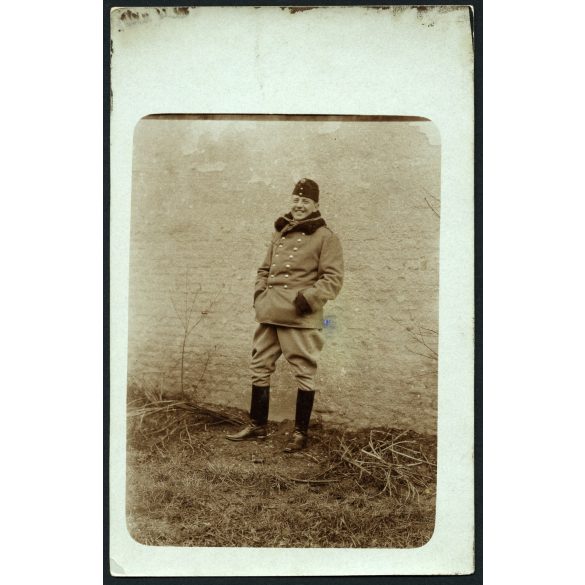 Magyar katona télikabátban, egyenruha, csizma, 1. világháború, monarchia, 1910-es évek, Eredeti fotó, papírkép.  