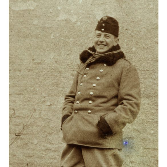 Magyar katona télikabátban, egyenruha, csizma, 1. világháború, monarchia, 1910-es évek, Eredeti fotó, papírkép.  