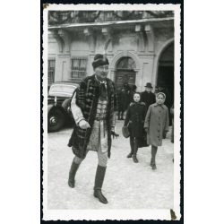   Vig fotó, bajuszos férfi díszmagyarban, karddal, csizma, darutollas sapka, (Bárczyházi Bárczy István államtitkár?), 2. világháború, Horthy-korszak, 1940-es évek, Eredeti fotó, pecséttel jelzett papírk