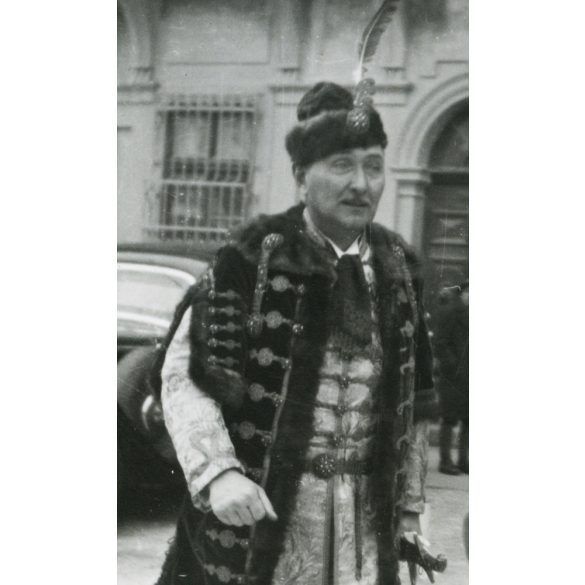 Vig fotó, bajuszos férfi díszmagyarban, karddal, csizma, darutollas sapka, (Bárczyházi Bárczy István államtitkár?), 2. világháború, Horthy-korszak, 1940-es évek, Eredeti fotó, pecséttel jelzett papírk