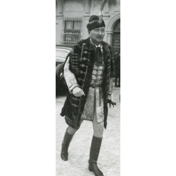 Vig fotó, bajuszos férfi díszmagyarban, karddal, csizma, darutollas sapka, (Bárczyházi Bárczy István államtitkár?), 2. világháború, Horthy-korszak, 1940-es évek, Eredeti fotó, pecséttel jelzett papírk