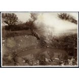 Magyar katonák a bombatölcsérnél, egyenruha, 1. világháború, monarchia, 1910-es évek, Eredeti fotó, papírkép, hátulján ragasztásnyomok.  
