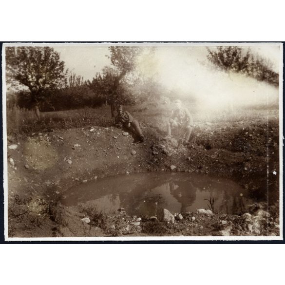 Magyar katonák a bombatölcsérnél, egyenruha, 1. világháború, monarchia, 1910-es évek, Eredeti fotó, papírkép, hátulján ragasztásnyomok.  