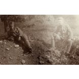 Magyar katonák a bombatölcsérnél, egyenruha, 1. világháború, monarchia, 1910-es évek, Eredeti fotó, papírkép, hátulján ragasztásnyomok.  