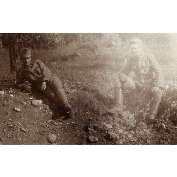 Magyar katonák a bombatölcsérnél, egyenruha, 1. világháború, monarchia, 1910-es évek, Eredeti fotó, papírkép, hátulján ragasztásnyomok.  