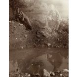 Magyar katonák a bombatölcsérnél, egyenruha, 1. világháború, monarchia, 1910-es évek, Eredeti fotó, papírkép, hátulján ragasztásnyomok.  