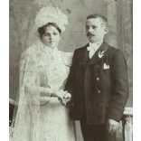 Csonka Géza műterme, Marosvásárhely, Erdély,  esküvő, elegáns vőlegény, menyasszony, bajusz, csizma, virág, monarchia, helytörténet, 1890-es évek, Eredeti kabinetfotó, eleje foltos, hátulja kopott, ra