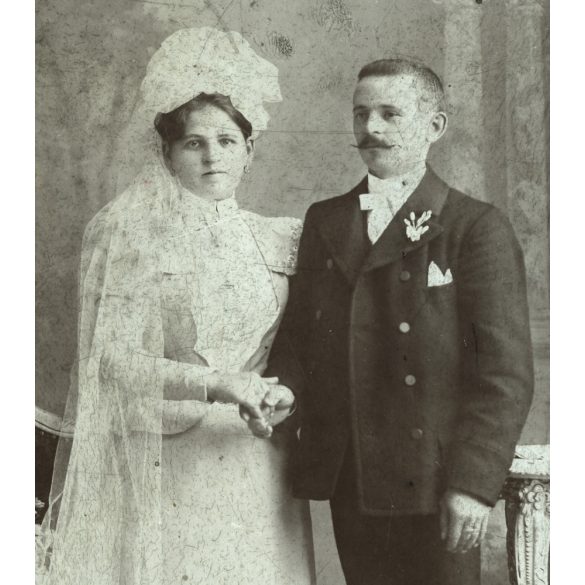 Csonka Géza műterme, Marosvásárhely, Erdély,  esküvő, elegáns vőlegény, menyasszony, bajusz, csizma, virág, monarchia, helytörténet, 1890-es évek, Eredeti kabinetfotó, eleje foltos, hátulja kopott, ra