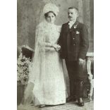 Csonka Géza műterme, Marosvásárhely, Erdély,  esküvő, elegáns vőlegény, menyasszony, bajusz, csizma, virág, monarchia, helytörténet, 1890-es évek, Eredeti kabinetfotó, eleje foltos, hátulja kopott, ra