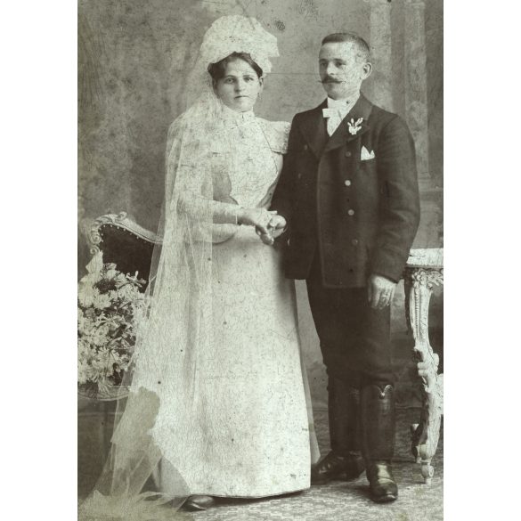 Csonka Géza műterme, Marosvásárhely, Erdély,  esküvő, elegáns vőlegény, menyasszony, bajusz, csizma, virág, monarchia, helytörténet, 1890-es évek, Eredeti kabinetfotó, eleje foltos, hátulja kopott, ra