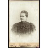 Ferencz és Társa műterem Kolozsvár, Erdély,  elegáns nő portréja, gyönyörű ruha, monarchia, helytörténet, 1908., 1900-as évek, Eredeti kabinetfotó.   