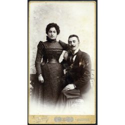   Nagyobb méret, Dunky Fivérek műterme, Kolozsvár, Erdély,  elegáns házaspár portréja, gyönyörű ruha, ékszer, bajusz,  monarchia, helytörténet, 1890-es évek, Eredeti kabinetfotó.   
