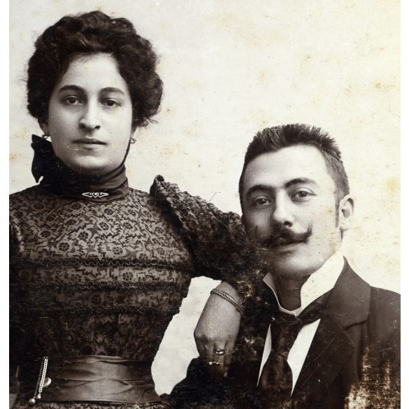 Nagyobb méret, Dunky Fivérek műterme, Kolozsvár, Erdély,  elegáns házaspár portréja, gyönyörű ruha, ékszer, bajusz,  monarchia, helytörténet, 1890-es évek, Eredeti kabinetfotó.   