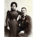 Nagyobb méret, Dunky Fivérek műterme, Kolozsvár, Erdély,  elegáns házaspár portréja, gyönyörű ruha, ékszer, bajusz,  monarchia, helytörténet, 1890-es évek, Eredeti kabinetfotó.   