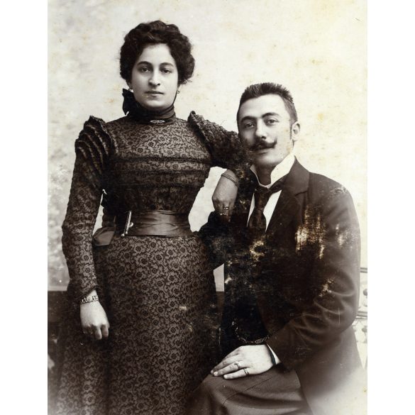 Nagyobb méret, Dunky Fivérek műterme, Kolozsvár, Erdély,  elegáns házaspár portréja, gyönyörű ruha, ékszer, bajusz,  monarchia, helytörténet, 1890-es évek, Eredeti kabinetfotó.   