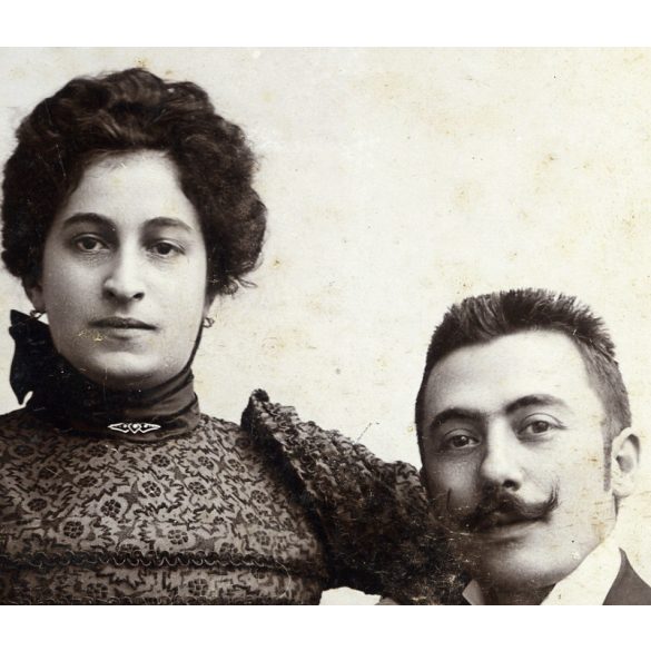 Nagyobb méret, Dunky Fivérek műterme, Kolozsvár, Erdély,  elegáns házaspár portréja, gyönyörű ruha, ékszer, bajusz,  monarchia, helytörténet, 1890-es évek, Eredeti kabinetfotó.   