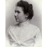 Divald Károly fia műterme (ritka), Eperjes, Felvidék, elegáns nő gyönyörű ruhában, monarchia, 1890-es évek, Eredeti CDV, vizitkártya fotó.