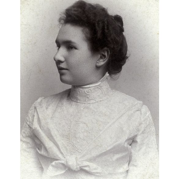 Divald Károly fia műterme (ritka), Eperjes, Felvidék, elegáns nő gyönyörű ruhában, monarchia, 1890-es évek, Eredeti CDV, vizitkártya fotó.