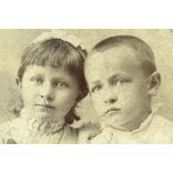 Hunyady és Hárth műterme, Nyíregyháza, elegáns testvérek, gyerekek gyönyörű ruhában, monarchia, 1880-as évek, Eredeti CDV, mélynyomóval jelzett vizitkártya fotó. 