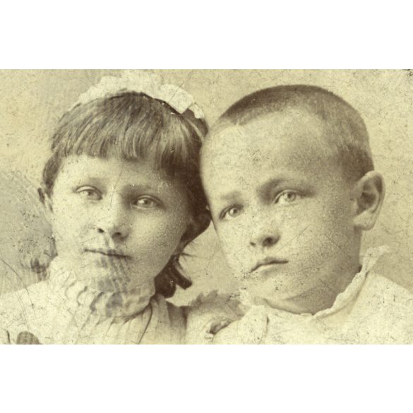 Hunyady és Hárth műterme, Nyíregyháza, elegáns testvérek, gyerekek gyönyörű ruhában, monarchia, 1880-as évek, Eredeti CDV, mélynyomóval jelzett vizitkártya fotó. 