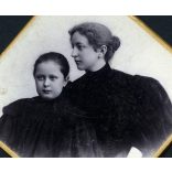 Klapok Alajos műterme, Arad, Erdély, elegáns nő, anya lányával gyönyörű ruhákban, monarchia, 1890-es évek, Eredeti CDV, vizitkártya fotó.  