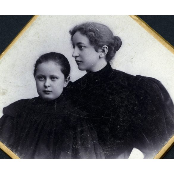 Klapok Alajos műterme, Arad, Erdély, elegáns nő, anya lányával gyönyörű ruhákban, monarchia, 1890-es évek, Eredeti CDV, vizitkártya fotó.  