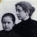 Klapok Alajos műterme, Arad, Erdély, elegáns nő, anya lányával gyönyörű ruhákban, monarchia, 1890-es évek, Eredeti CDV, vizitkártya fotó.  