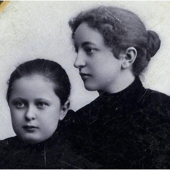 Klapok Alajos műterme, Arad, Erdély, elegáns nő, anya lányával gyönyörű ruhákban, monarchia, 1890-es évek, Eredeti CDV, vizitkártya fotó.  