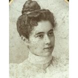 Atelier Cecilie műterem, Nagykikinda, Vajdaság, elegáns fiatal nő gyönyörű ruhában, nyaklánc, monarchia, 1890-es évek, Eredeti CDV, vizitkártya fotó.  