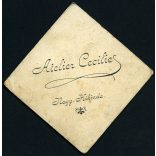 Atelier Cecilie műterem, Nagykikinda, Vajdaság, elegáns fiatal nő gyönyörű ruhában, nyaklánc, monarchia, 1890-es évek, Eredeti CDV, vizitkártya fotó.  