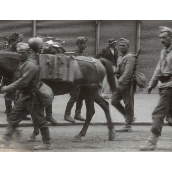 Szovjet-bolgár megszálló csapatok Nagykanizsán, Nagykanizsa, Zala megye, 2. világháború, katonák, katonai felszerelések, útjelző tábla, utcakép, feliratok, , helytörténet, 1945., 1940-s évek,