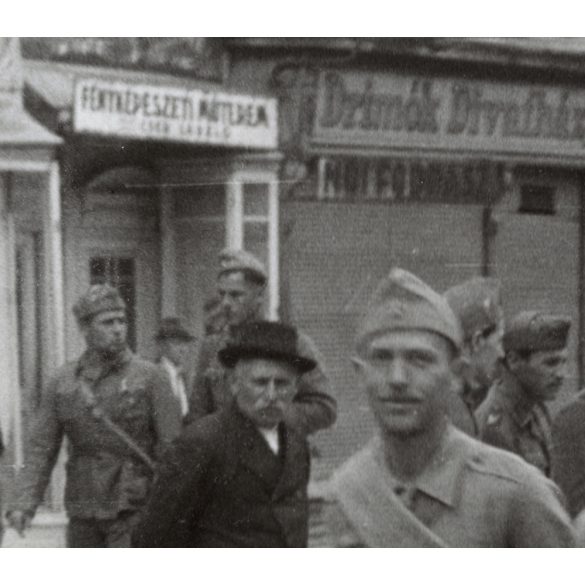 Szovjet-bolgár megszálló csapatok Nagykanizsán, Nagykanizsa, Zala megye, 2. világháború, katonák, fegyverek, utcakép, feliratok, lovas szekér, helytörténet, 1945., 1940-es évek, 