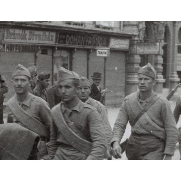 Szovjet-bolgár megszálló csapatok Nagykanizsán, Nagykanizsa, Zala megye, 2. világháború, katonák, fegyverek, utcakép, feliratok, lovas szekér, helytörténet, 1945., 1940-es évek, 