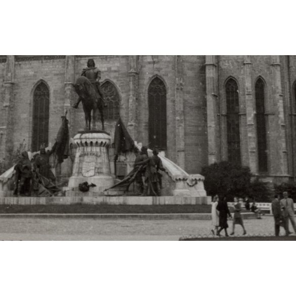 Szent-Mihály templom Kolozsváron, Mátyás király emlékmű, Kolozsvár, Kolozs megye, Erdély, utcakép, Horthy-korszak, vallás, templom, szobor, helytörténet. 1940-es évek, Eredeti fotó, papírkép. 