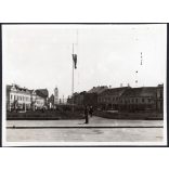 Gyergyószentmiklós főtere, országzászló, Gyergyószentmiklós, Hargita megye, Erdély, utcakép, Horthy-korszak, Dédai nagyalagút, helytörténet. 1940-es évek, Eredeti fotó, papírkép. 