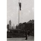 Gyergyószentmiklós főtere, országzászló, Gyergyószentmiklós, Hargita megye, Erdély, utcakép, Horthy-korszak, Dédai nagyalagút, helytörténet. 1940-es évek, Eredeti fotó, papírkép. 