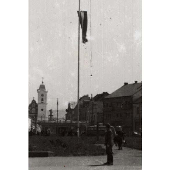 Gyergyószentmiklós főtere, országzászló, Gyergyószentmiklós, Hargita megye, Erdély, utcakép, Horthy-korszak, Dédai nagyalagút, helytörténet. 1940-es évek, Eredeti fotó, papírkép. 