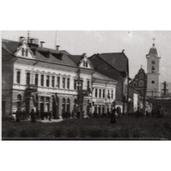 Gyergyószentmiklós főtere, országzászló, Gyergyószentmiklós, Hargita megye, Erdély, utcakép, Horthy-korszak, Dédai nagyalagút, helytörténet. 1940-es évek, Eredeti fotó, papírkép. 