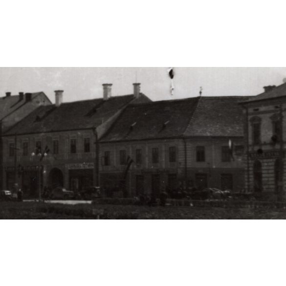 Gyergyószentmiklós főtere, országzászló, Gyergyószentmiklós, Hargita megye, Erdély, utcakép, Horthy-korszak, Dédai nagyalagút, helytörténet. 1940-es évek, Eredeti fotó, papírkép. 